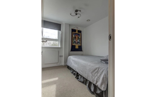 Clean, Bright 2BR Manchester Flat for 4