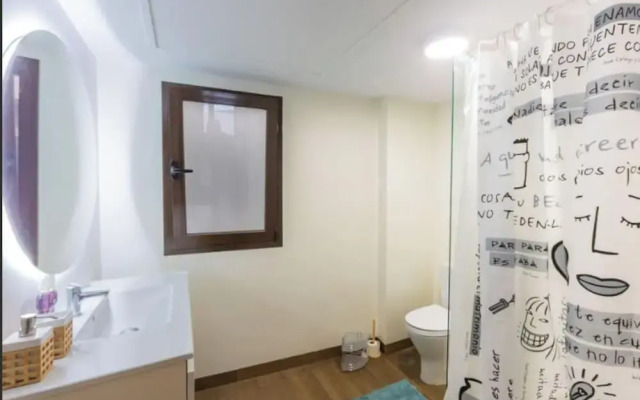 3 Bed Apartment Sleeps 6 - Free Parking & Balcony