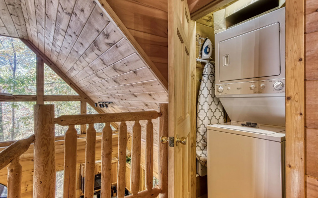 Dog Friendly Quiet Chalet Hot Tub Fireplace