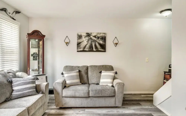4 Mi to Dtwn Rochester: Charming Apt w/ Patio!