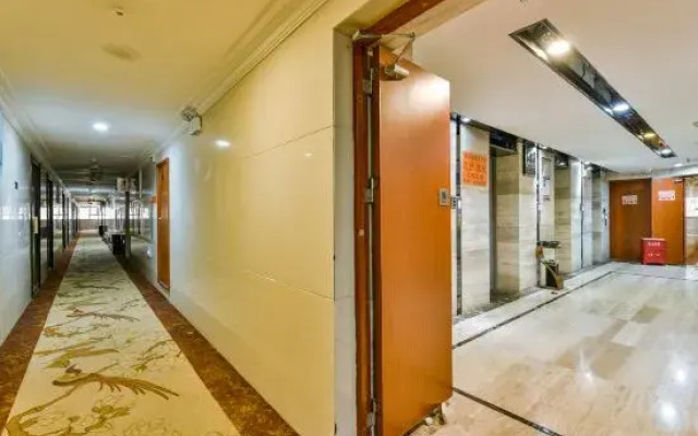 Huaqiao Hotel