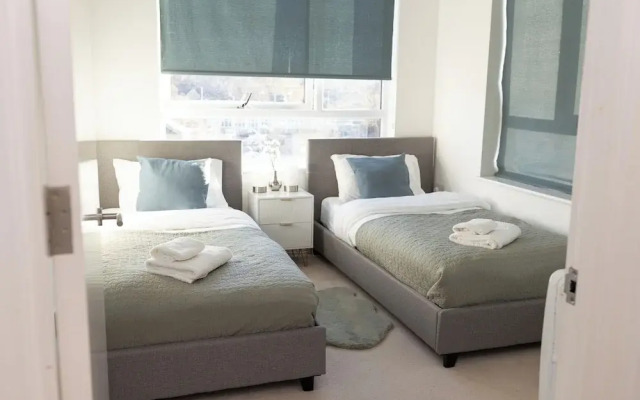 Stylish 2BR Apartment, Town Centre, Free Parking