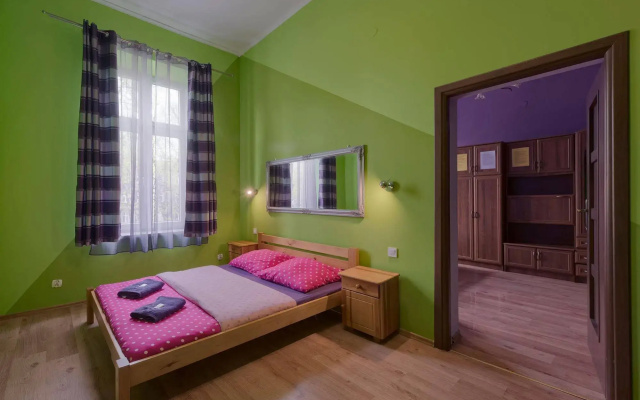 70s Hostel