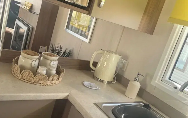 2-bed Cabin, Sleeps 4 in Cayton Bay