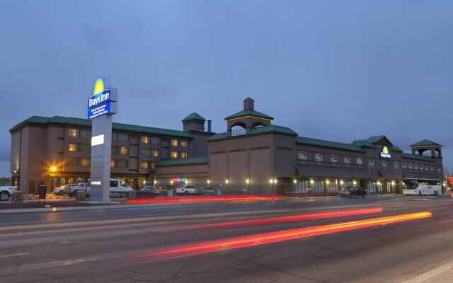 Отель Days Inn by Wyndham Calgary South Канада, Калгари - отзывы, цены и фото номеров - забронировать отель Days Inn by Wyndham Calgary South онлайн вид на фасад