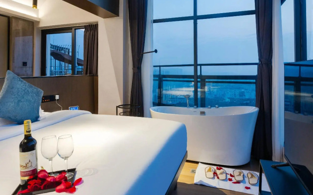 Manting Fashion Hotel (Yueyang Tower Scenic Area Branch)