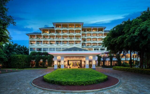 Отель Palm Beach Resort&Spa Sanya вид на фасад