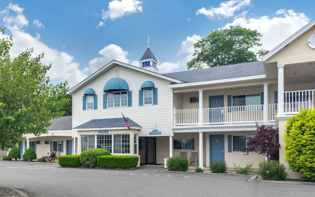 Driftaway Hotel and Pool