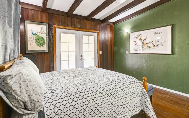 Pet-friendly Grants Pass Home w/ Hot Tub!