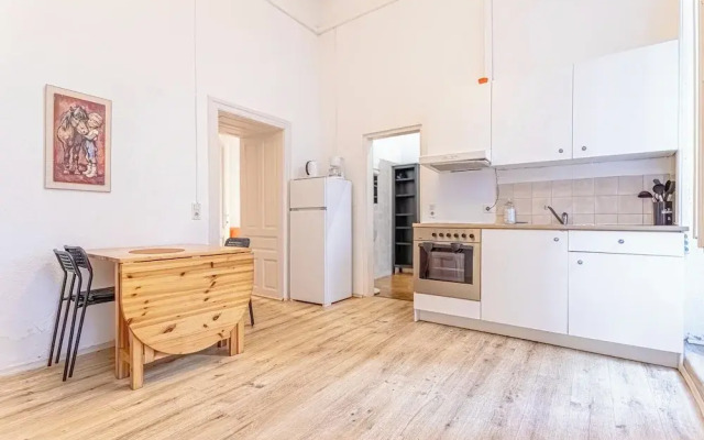 Cozy 2BR Apt With Great Connectivity
