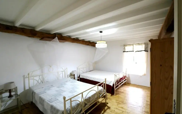 Blanquefort Woodland Hill Retreat