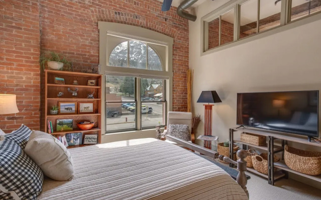 Updated Rustic-chic Condo on Ouray's Main Street!