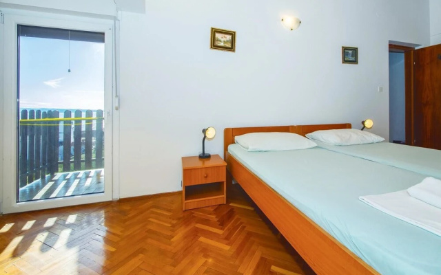 Amazing Apartment in Podstrana With 3 Bedrooms and Wifi