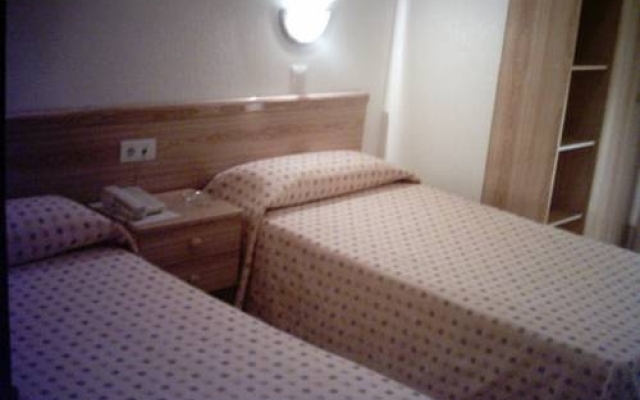 Отель Hostal El Altet Испания, Эль-Альтет - отзывы, цены и фото номеров - забронировать отель Hostal El Altet онлайн комната для гостей