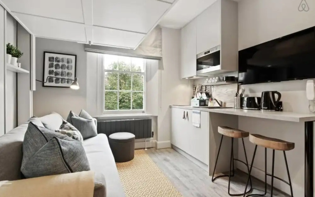 Contemporary Studio W/suspended Bed in Camden Town