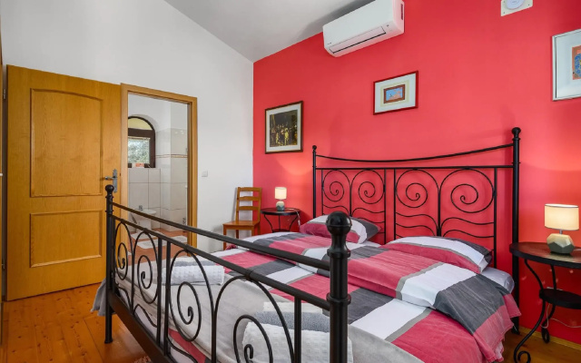 Large villa with private swimming pool and enclosed garden