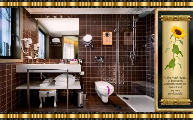 Hotel Jaguar Oporto – is Near the Metro, has Free Parking and a Free Shuttle Service between the Airport and the Hotel from 7AM to 8PM