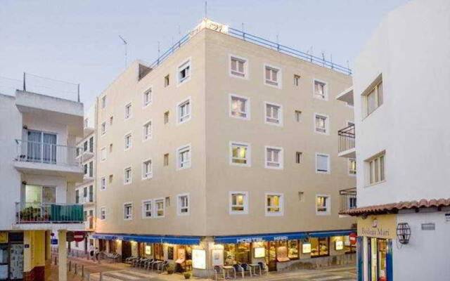 Отель Hostal Marí вид на фасад
