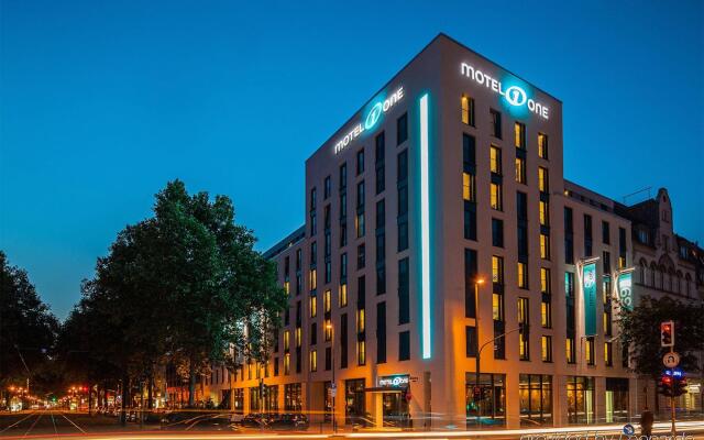 Отель Motel One Düsseldorf Hauptbahnhof вид на фасад