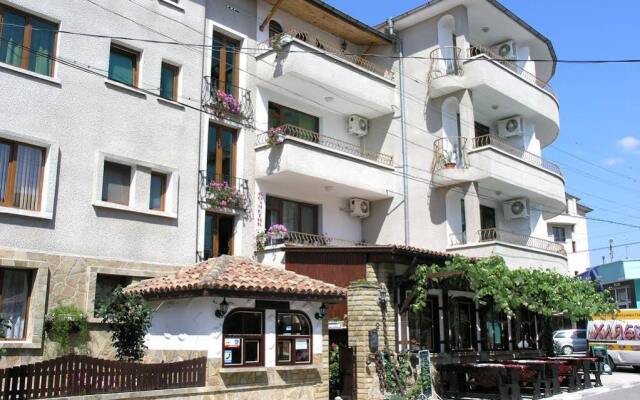 Hotel Perla Равда вид на фасад