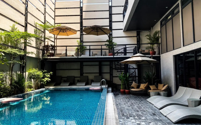 HH Hotel and Skybar