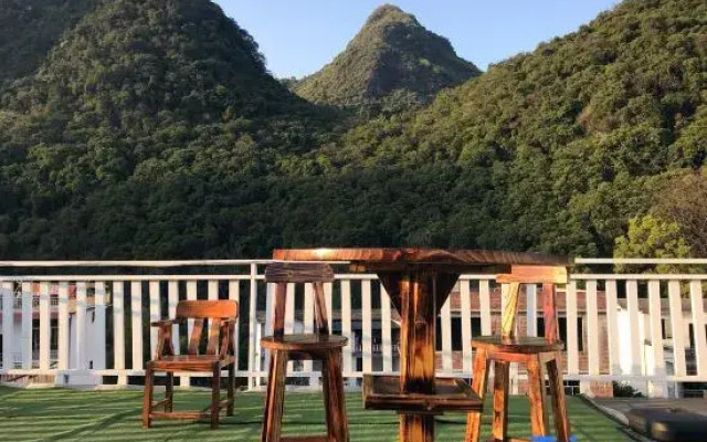 Holiday Lijing Inn