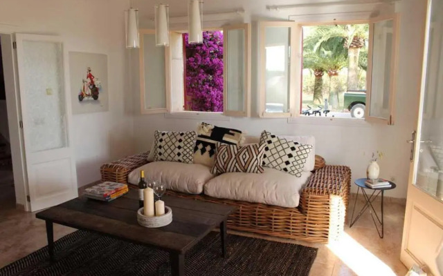Lovely 4-Bed House close to Campos and beaches