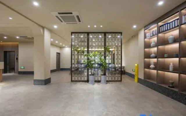 Ningbo Haibo Hotel (Tianyi Square Chenghuangmiao Subway Station)