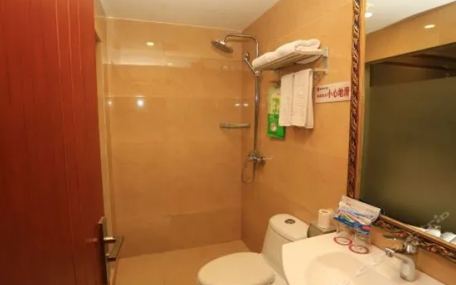 Ruitian Hotel (Chongqing Shiqiaopu Subway Station & Bainaohui Store)