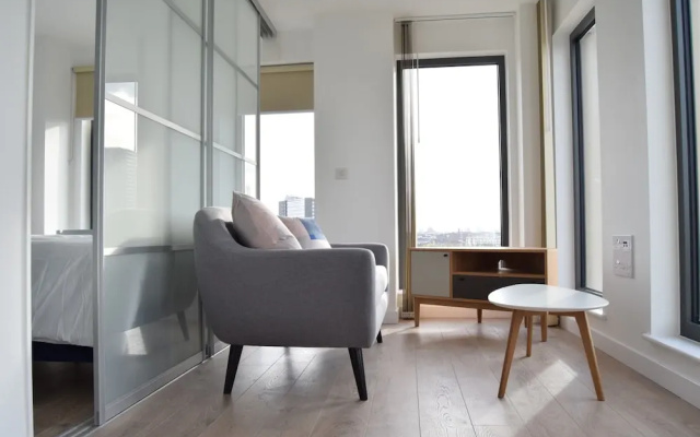 Modern 1 Bedroom Apartment With Views in Stratford