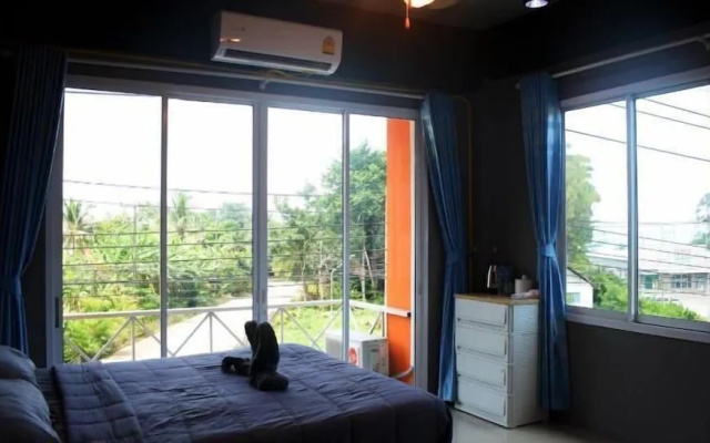OYO 986 The Studio Kohchang