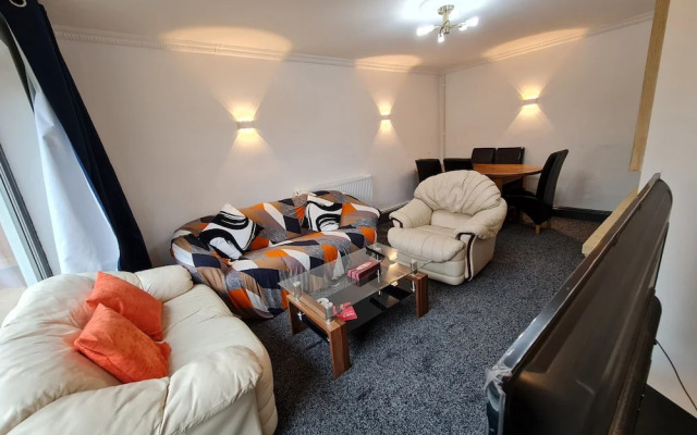 Bristol 2-bed Bungalow, Sleeps 4, Parking