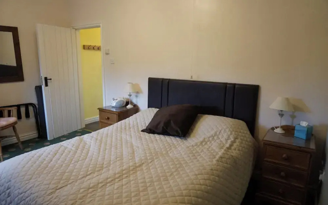Tranquil Farlow Retreat, Sleeps 4 With Parking