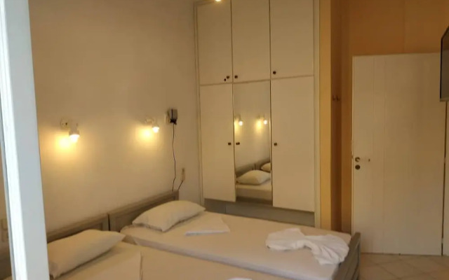Small Apartment For 3 Pers 70meters From The Beach