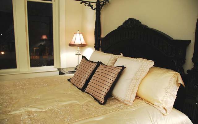 Historic Plaza Hotel