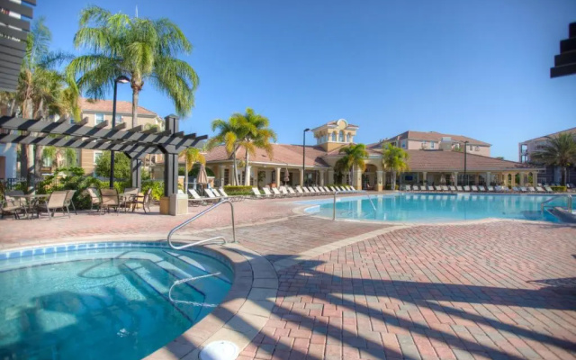 Spacious Vista Cay Condo, Near Universal!