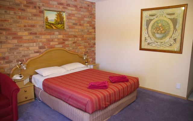 Pines Country Club Motor Inn