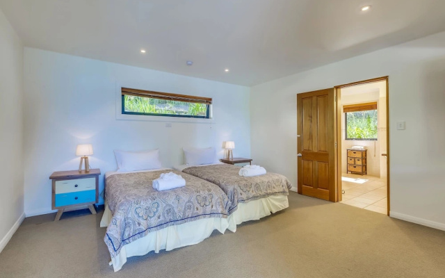 Absolute Beachfront Oneroa