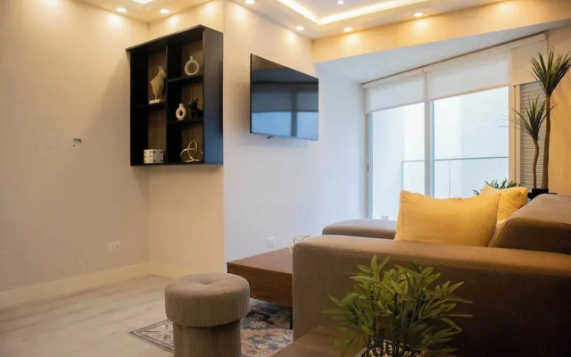 w Bright 3BR w Balcony in Vibrant Miraflores