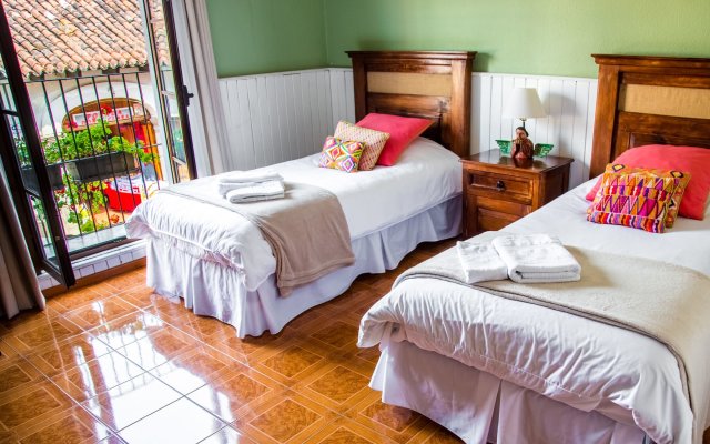 Hotel Casa del Arco in Antigua Guatemala, Guatemala from 118$, photos, reviews - zenhotels.com guestroom