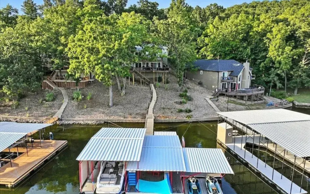 Garage Parking, Slide, Kayaks & Fun at 10mm