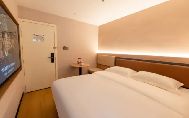 Yuezhi Light Hotel(Guangzhou Eastern Railway Station Yantang Metro Station Store)