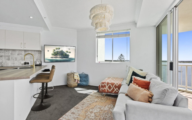 Bright 2 Bed Apartment With Ocean Views