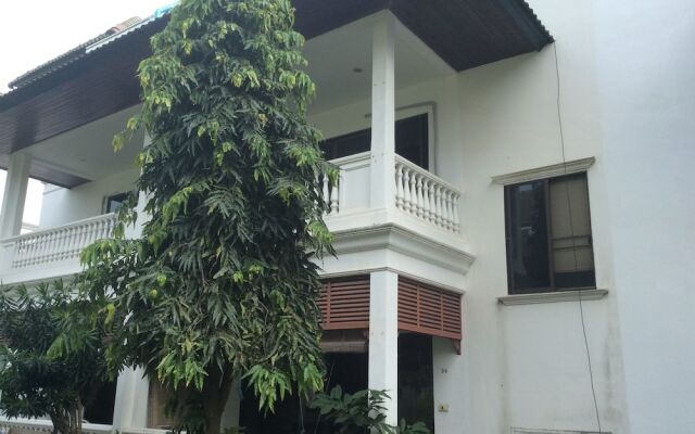 Апартаменты Baan Somprasong Apartment - Na Jomtien вид на фасад
