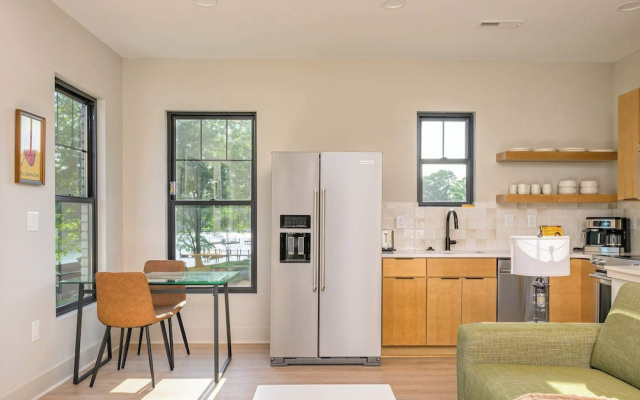Energetic Lakeview Loft