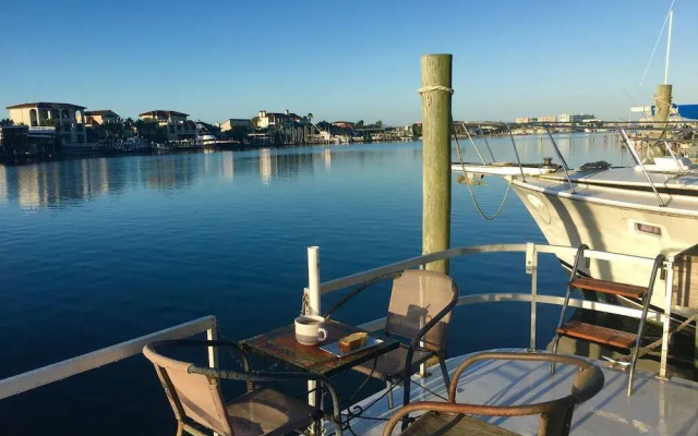 Harbor Houseboat