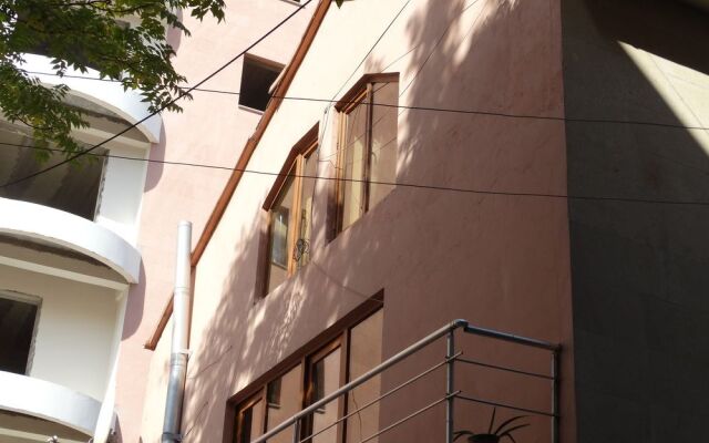 B1 Hostel вид на фасад