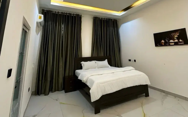 2BR Apartment With Pool and Wifi Near Airport