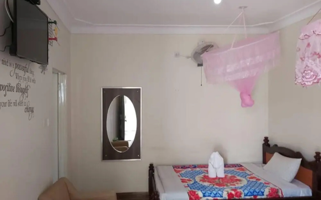 Famko Hotel - Sleeps 24 - Parking - Garden