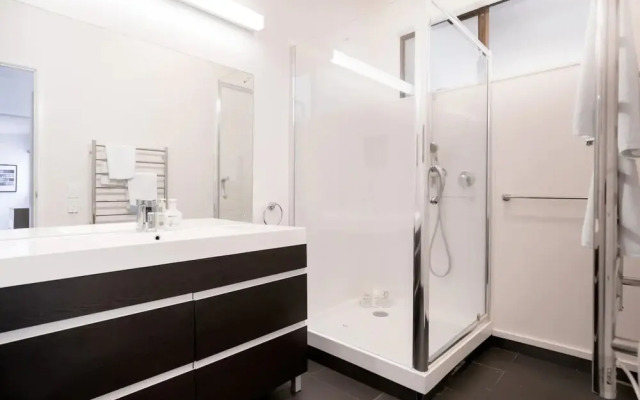 Modern 4 Bedroom Family Home With Pool
